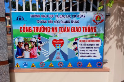 Sáng nay ngày 04.01.2022 Trường tiểu học Quang Trung kết hợp cùng các Đoàn thể ra quân hướng dẫn phụ huynh đón con an toàn trước cổng trường. Đảm bảo cảnh quang trường em Xanh – Sạch- đẹp – an toàn.